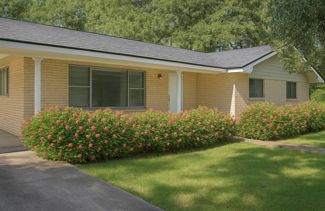 3/2 on 1 acre on main road close to Casinos, Restaurants & Plants!