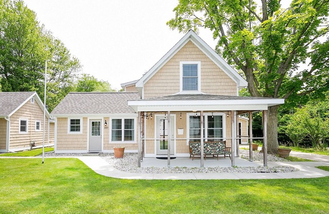 3 Adorable Old Fashioned Cottages In A Great Location ~ 3 Cottages At One Price!