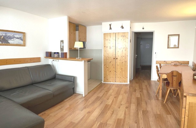 3 * apartment/flat - ALPE d'HUEZ- on slopes - 6 persons 36 M2 - quiet and sunny