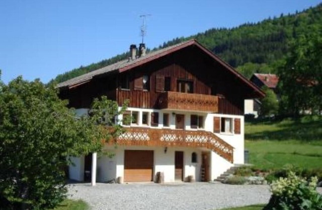 3* APARTMENT, PANORAMIC VIEW OF THE GREEN VALLEY, quiet, mountain decor