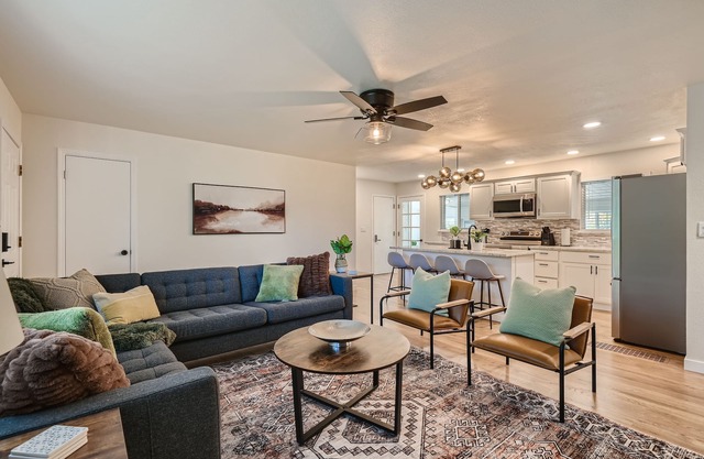 3 Bd & 2 Ba - Hot Tub, Game Room, Fire Pit, Fenced Yard - Denver & Boulder