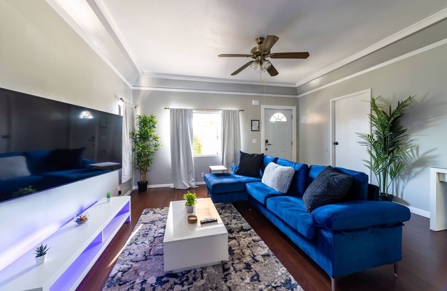 3 Bd Home Near Downtown Long Beach w/Free Parking