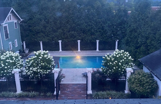 3 bdrm home, walking distance to OU & Court St. Pool, balcony, wi-fi, & parking