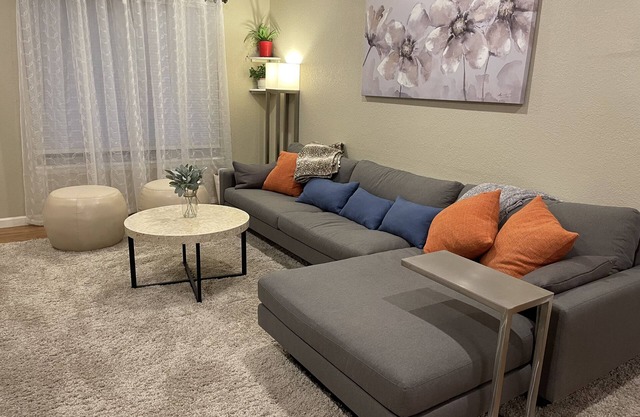 3 bdrm, SUNROOM & Patio; Near shops/Light Rail and easy access to downtown
