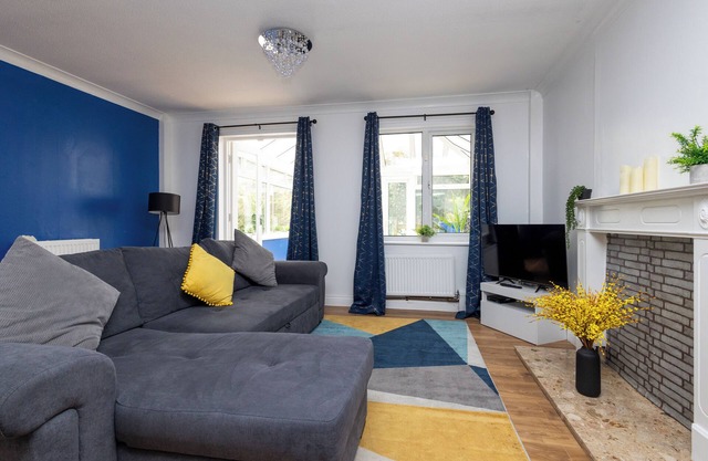3 Bed 1 Bath - Free Parking | Self Check-in | WiFi | Smart TV | Garden