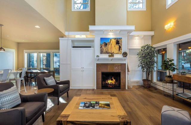 3 Bed 2.5 Bath Home, steps from the Deschutes River Trail!, in Bend