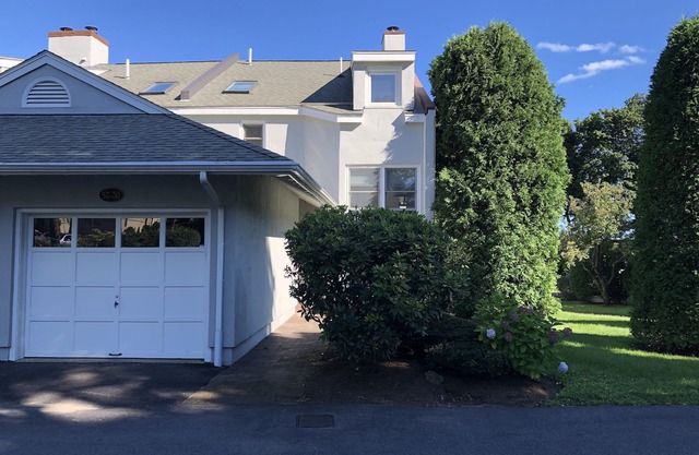 3 Bed., 2.5 Bath Townhouse less than 5 min. Walking distance to downtown & Beach