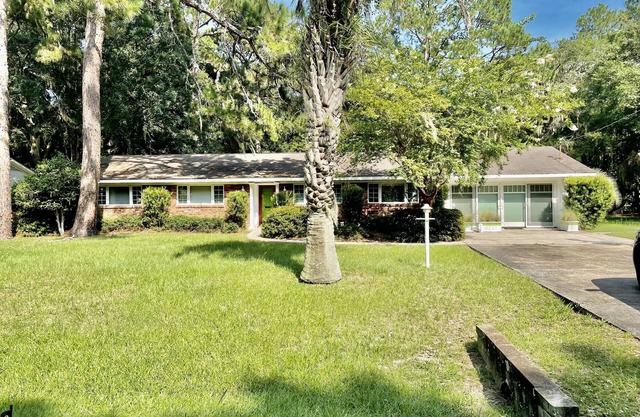 3 Bed 2 bath house sleeps 14, mins from beach and pier.