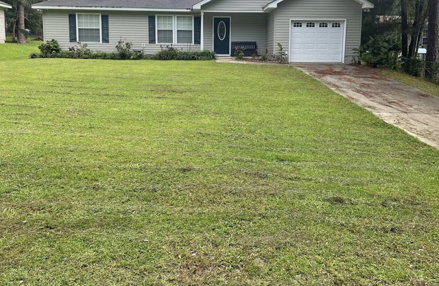 3 bed 2 bath house convenient to airport, golf and Tallahassee Museum