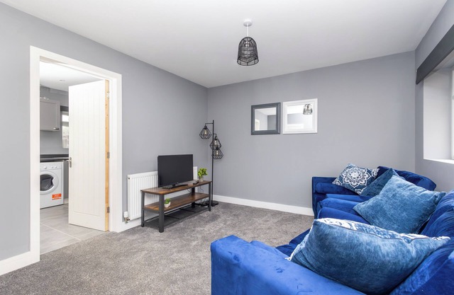 3 Bed 3.5 Bath | Parking | WiFi | En-suite's | Self Checkin | Bluetooth Speakers