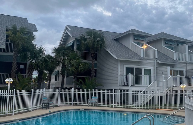 3 Bed/3 Bath ~ beachside HWY 98, 1/2 block To Beach Access W/Pool Sea Goddess