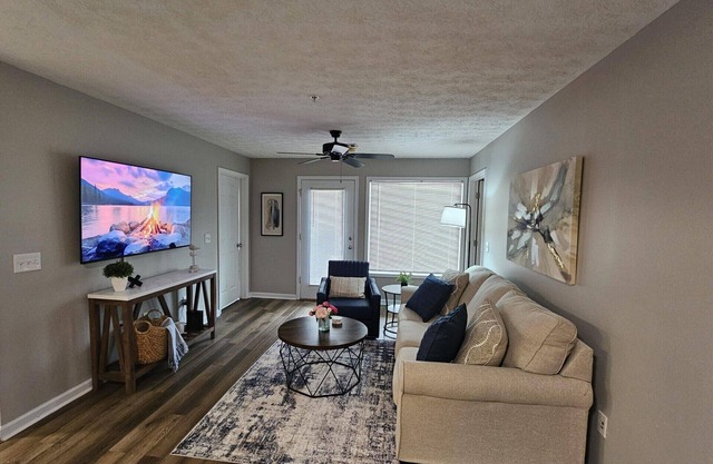 3 bed/3 bath condo close to everything! 1.5 miles from Jordan-Hare Stadium