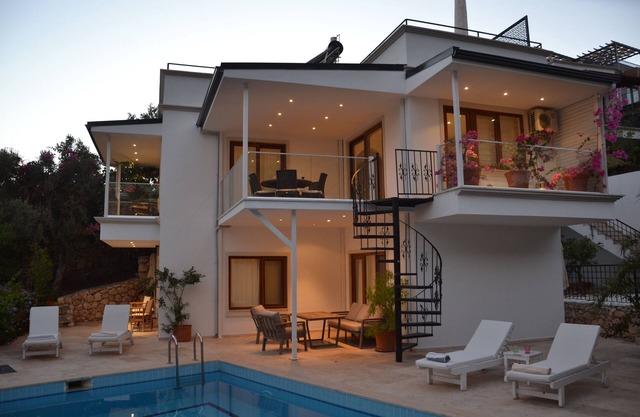 3 Bed/3 Bath Villa, Private Pool, Roof Top BBQ, 10 min walk to Old Town/Harbour