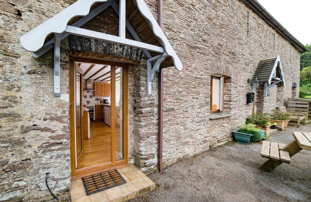 3-bed barn conversion near Kingsbridge, close to top beaches, with fast WiFi.