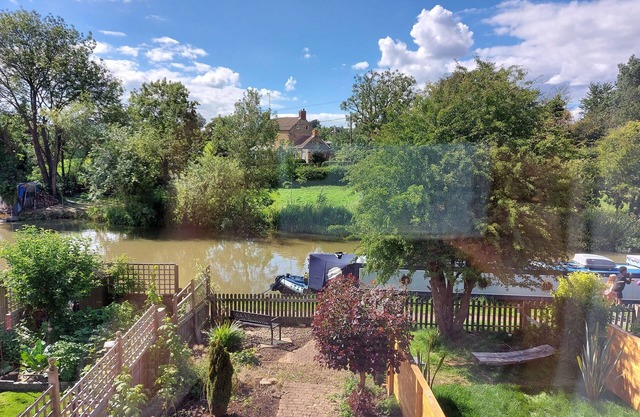 3-Bed Cottage, Sleeps 4, 20 mins to Northampton