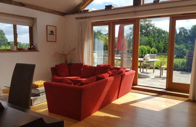 3 BED (Ensuite) Self Catering Contemporary Oak Framed in Rural Countryside
