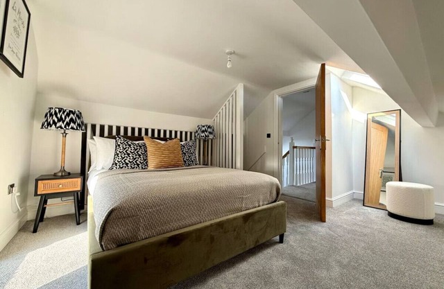3 bed flat in Holmes Chapel (Harry Styles village)