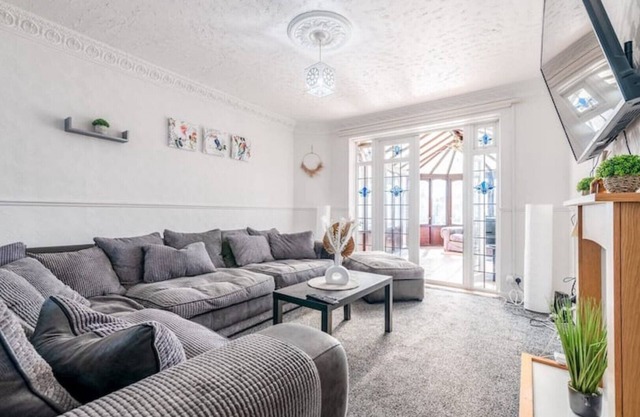 3-Bed House Near Lakeside Mall | Free Parkingnnnnnnnnnnnnnnnnnnnnn