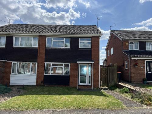 3-Bed House - Sleeps 5 with free on street parking