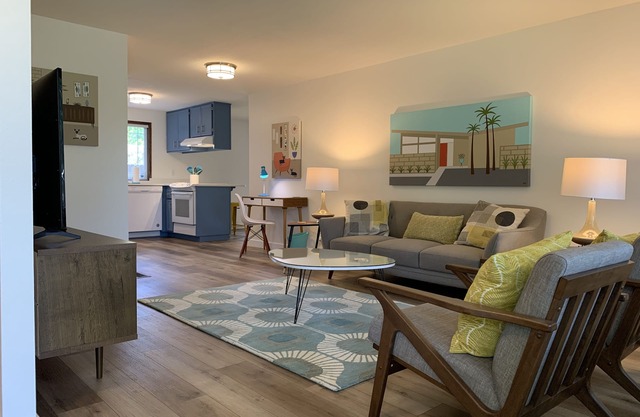 3-Bed Mid-Century Mod Home - 14 Min. to Autzen & 5 Min to Airport