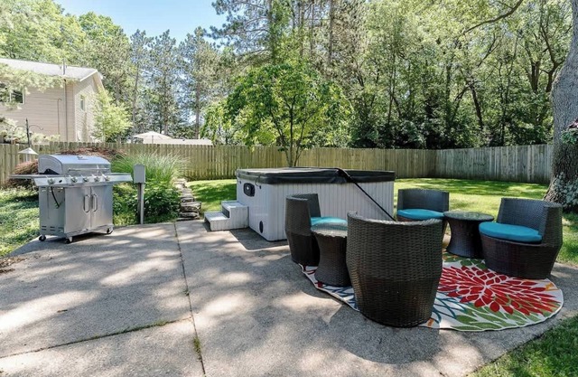 3 Bed - Outdoor living with hot tub near beaches