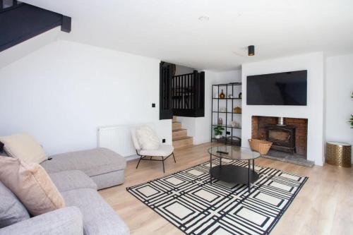 3 Bed - Parking with Garden 10mins to Airport