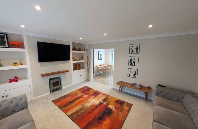 3 Bed-Sleeps 5-Garden-Parking-Pets