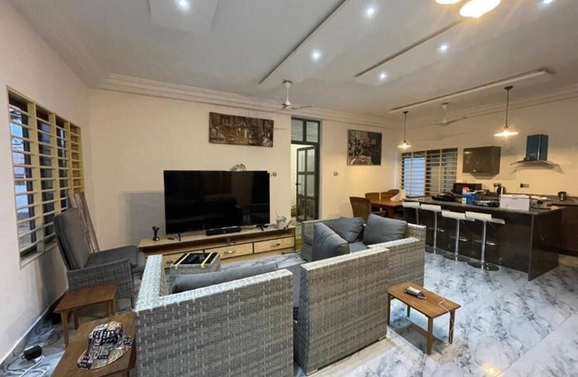 3 Bed Villa-Private Garden-OffStreetParking-AirCon