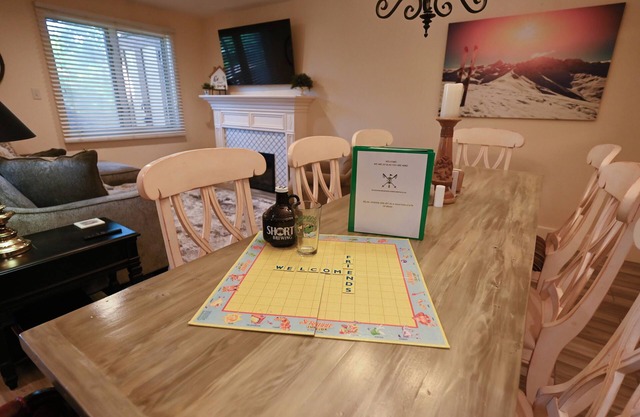 3 bedrm 2 bath Sleeps 8! Close to Torch Lake, Lake Bellaire Boat parking, pool