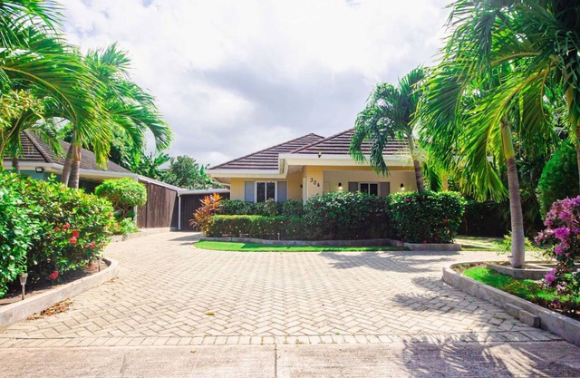 3 Bedrm in Richmond Estate~ Pool~Gym~Plygrnd~Beach