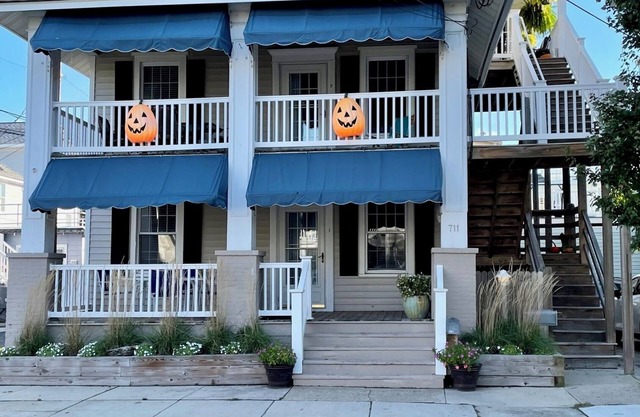 3 Bedroom, 1 1/2 bath North End condo just a short walk from the beach
