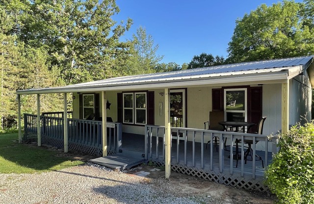 3 Bedroom 2 Bath Cabin nestled in the woods minutes from Mark Twain Lake.