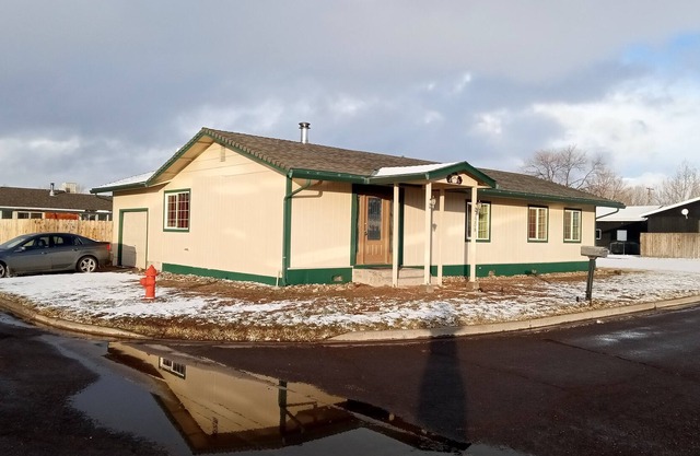 3 Bedroom 2 Bath Great Family Location in Town