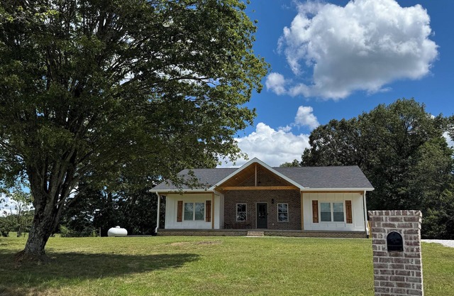 3 bedroom 2 bath home in west Dickson with beautiful views!