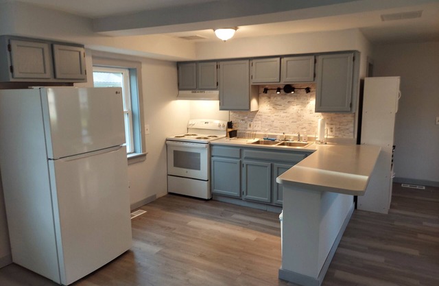 3 Bedroom 2 Bath House for short term rentals. Ski, bike, golf, boat and hike!