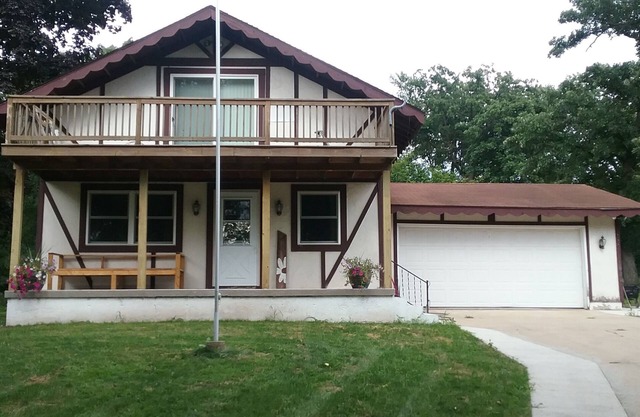 3 Bedroom, 2 Bath House, Large Yard, 4 Miles From New Glarus, 10 Miles To Monroe