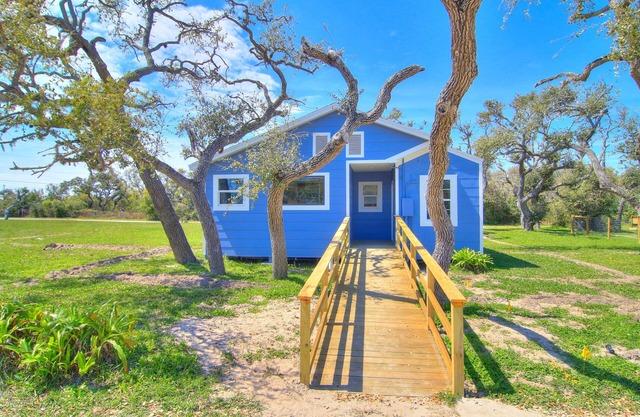 3 bedroom 2 bath nestled in the oak trees right on Copano Bay! Private Pier!