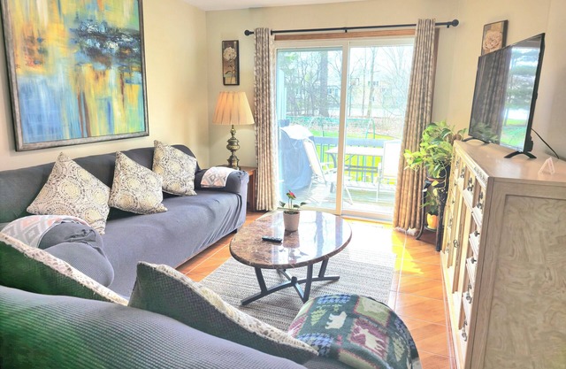 3-bedroom, 3-bathroom condo in fantastic Poland with WiFi, AC, fitness room