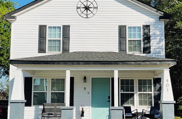 3-bedroom 3 bathroom house with full kitchen in charming Pembroke with AC, WiFi.