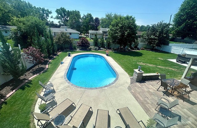 3 bedroom 3 full bath, Pool, Hot Tub, huge patio
