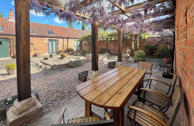 3 bedroom accommodation in North Green