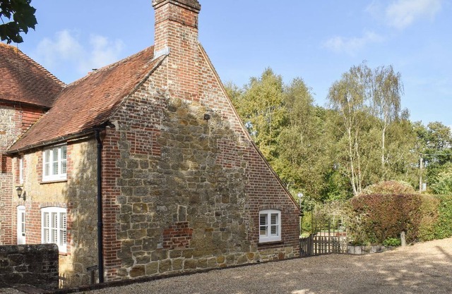 3 bedroom accommodation in Petworth