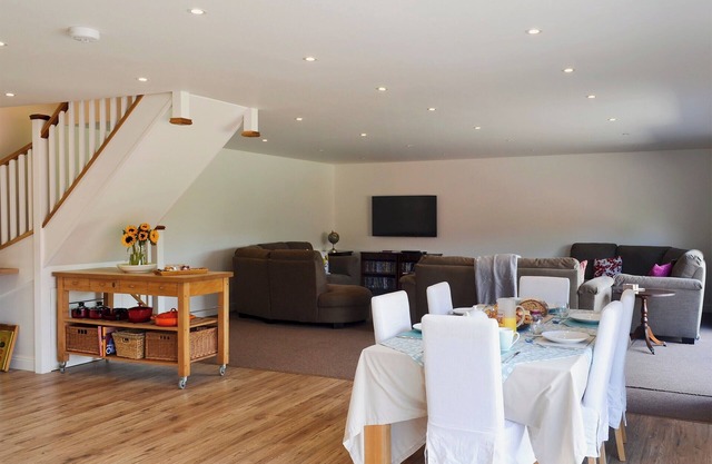 3 bedroom accommodation in Farnham