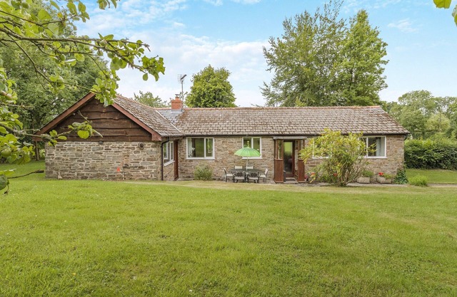 3 bedroom accommodation in Kingswood, near Kington