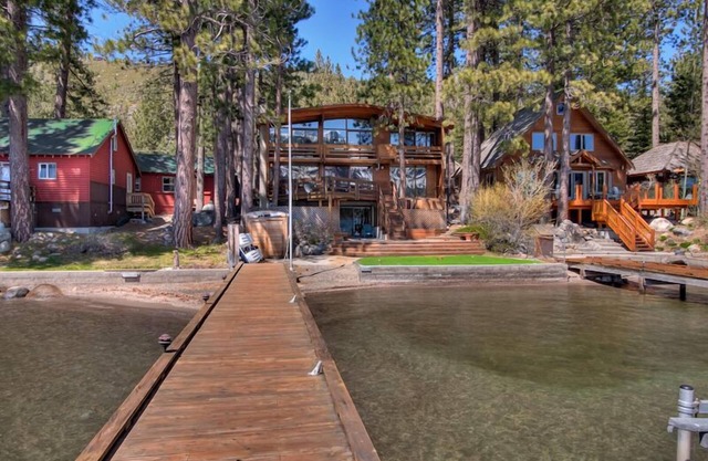 3 bedroom and Den, 3.5 bath, sleeps 10, Lakefront with private dock DLR#004