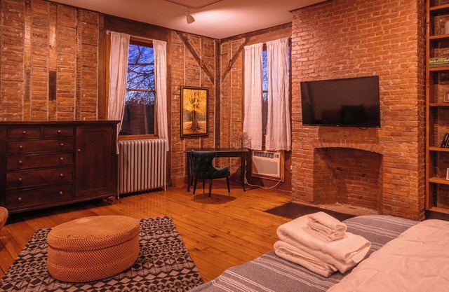 3-bedroom apartment in charming Beacon with WiFi, AC