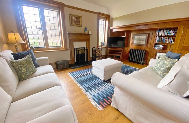 3 Bedroom Apartment Sleeps 6 in Large Country Manor House