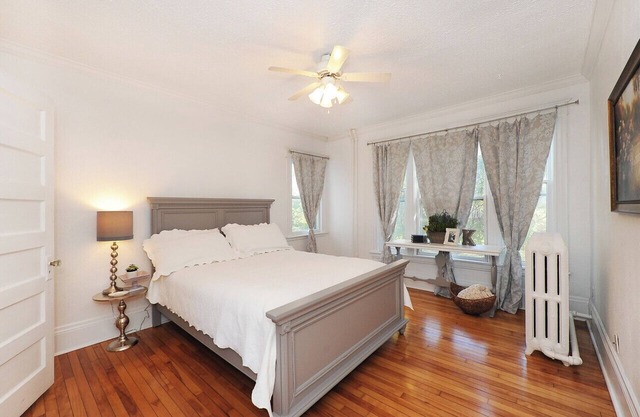 3-bedroom apartment in charming Mpls-50th St lightrail, off st. parking, & WiFi
