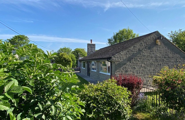 3 Bedroom, Bright and Airy Bungalow in Monyash Village sleeps 6
