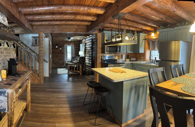 3-bedroom cabin in country setting with AC, WiFi, 15-20 min. to local wineries.